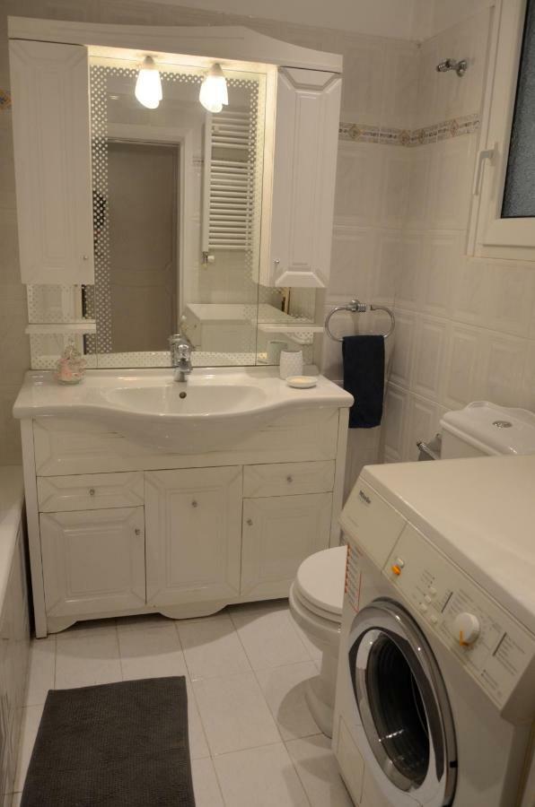 Retro Apartment At Trendy Exarcheia アテネ エクステリア 写真
